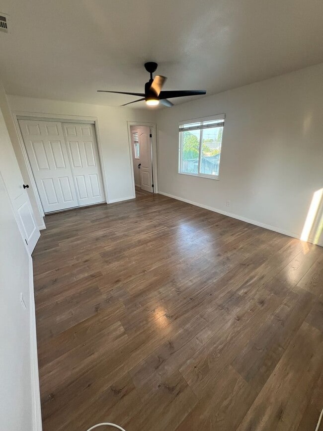 Building Photo - Spacious 4 bedroom, 2 bath single family home