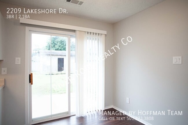 Building Photo - 2209 Lakeshore Dr