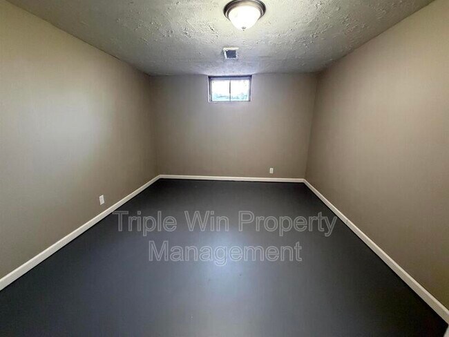 Building Photo - 675 Lilac Dr