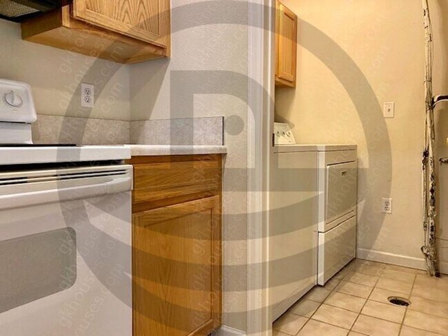 Building Photo - 530 Mohawk Dr