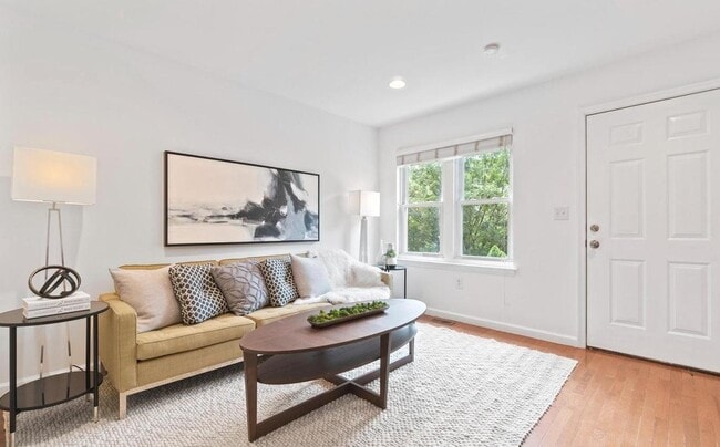 Building Photo - 1317 Belmont St NW