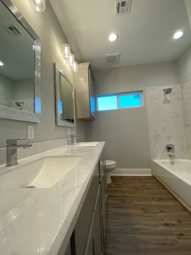 Building Photo - Luxury Cottage in Downtown Waco *Leasing S...