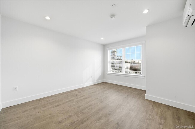 Building Photo - 180 Deer Park Ave