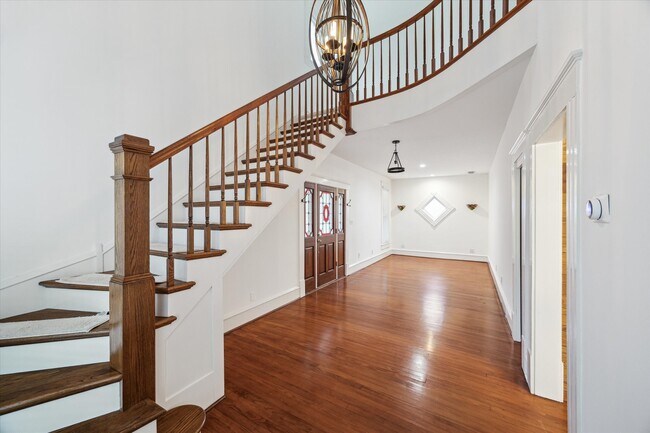 Building Photo - 208 E 12th St