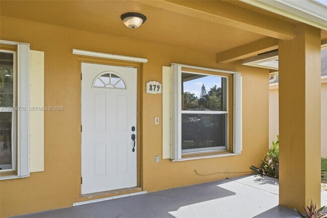 Building Photo - 879 SW 10th St