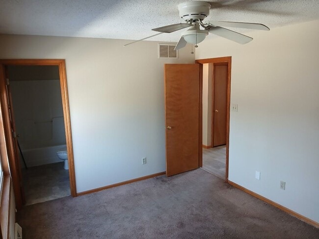 Building Photo - 3 bdrm, 2.5 bath, 2 car garage House For Rent