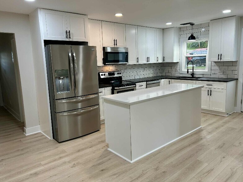 Building Photo - 304 Greenview Dr