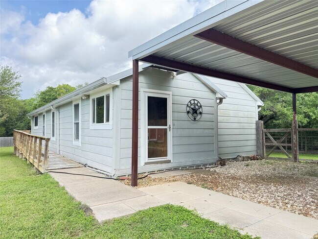 Building Photo - 879 Christmas Rd