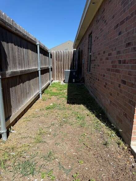 Building Photo - 2713 E Eisenhower Ave