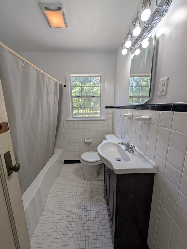 Building Photo - 427 Crossway Rd