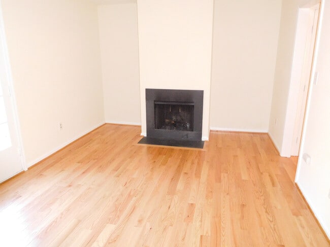 Building Photo - Renovated Townhome in the Heart of Bethesd...