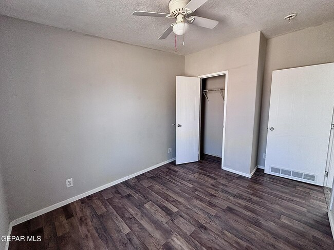 Building Photo - 421 Tulum Dr