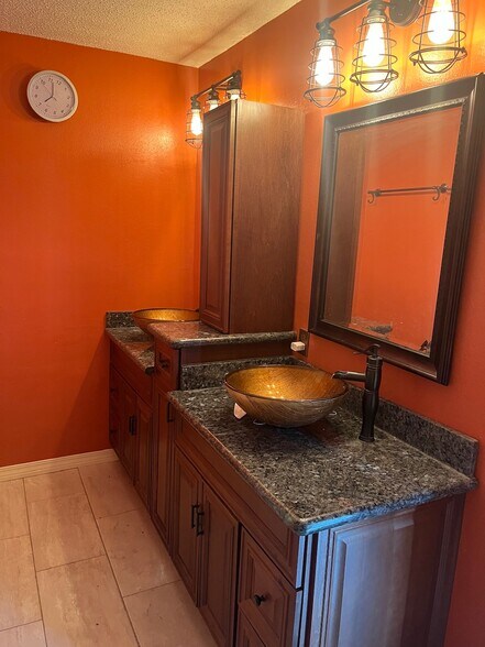 Building Photo - 15457 Woody Dr