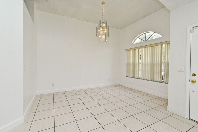 Building Photo - 1,850 Sq Ft 3-Bed, 2-Bath Orlando Home – L...