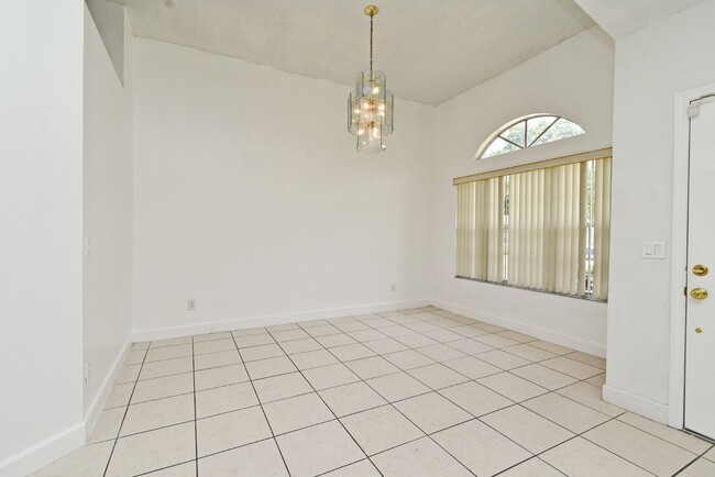 Building Photo - 1,850 Sq Ft 3-Bed, 2-Bath Orlando Home – Lawn Care Included & Fully Updated!
