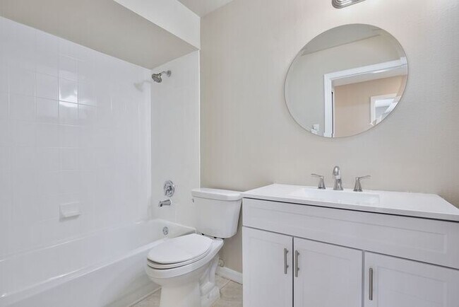 Building Photo - Charming 3/2 Spacious Home Located in the ...