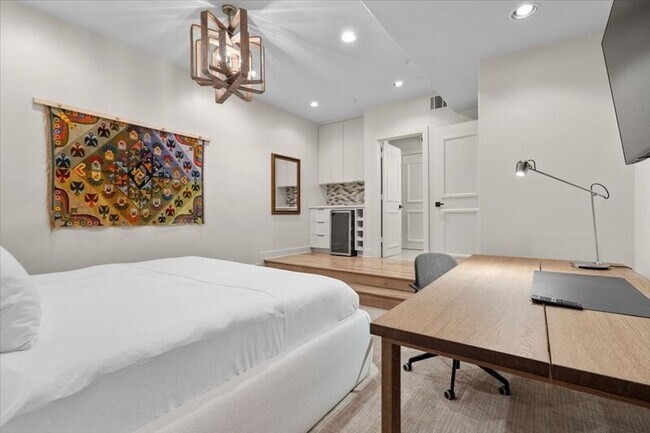 Building Photo - 1529 Barton Springs Rd
