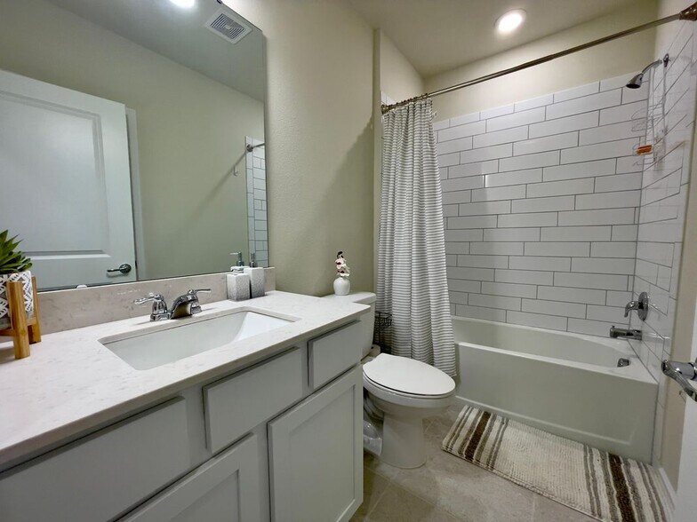 Building Photo - 2143 Charming Ave