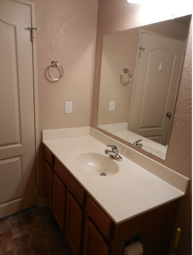 Building Photo - $1,350 | 2 Bedroom, 1 Bathroom Condo | No ...