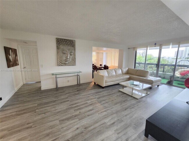 Building Photo - 3500 Mystic Pointe Dr