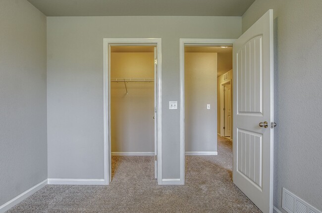 Building Photo - Beautiful Townhome!