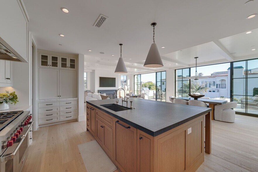 Building Photo - 2820 Bayview Dr
