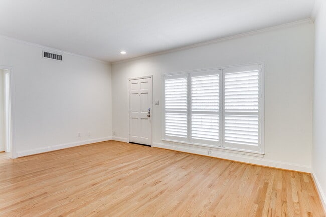 Building Photo - Royal Orleans 1-Bed Condo Retreat in Tanglewood
