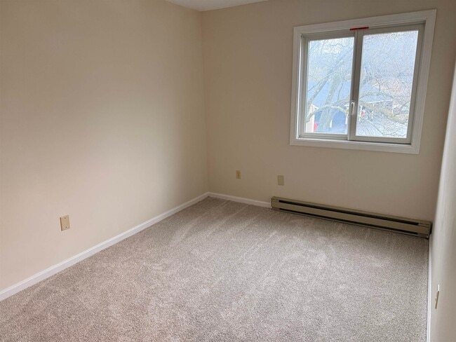 Building Photo - L4 Stonehedge Dr