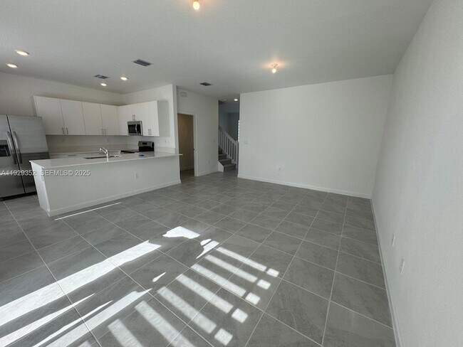 Building Photo - 724 SE 13th St Cir