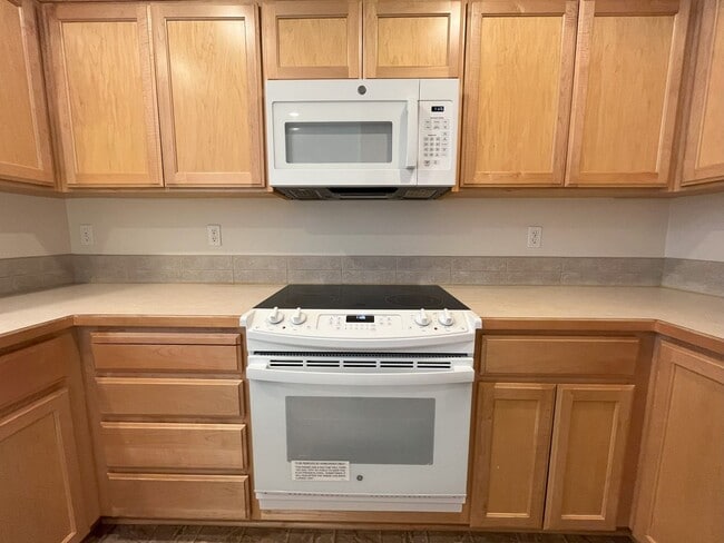 Building Photo - Welcome to this charming 3-bedroom, 3-bathroom home in Forest Grove!