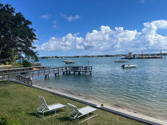 Building Photo - 5600 N Flagler Dr