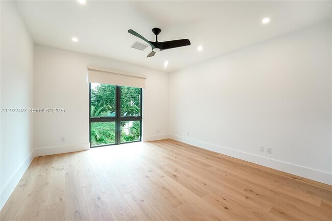 Building Photo - 333 NE Spanish Ct