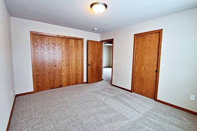 Building Photo - 4 Bedroom Townhome!
