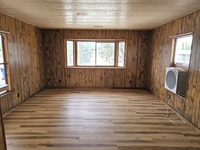 Building Photo - Affordable Mobile Home in El Rio park.