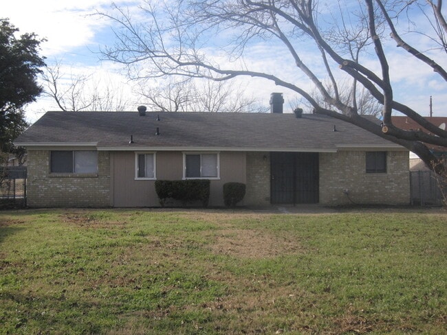 Building Photo - 2805 W Ferndale Ln