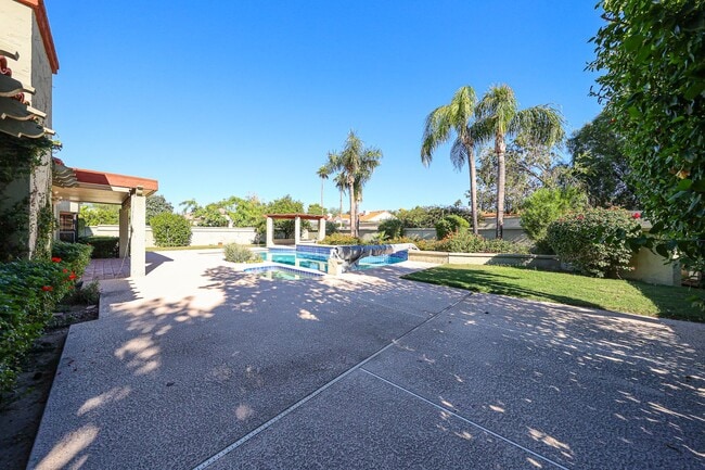 Building Photo - Scottsdale Country Club Living!