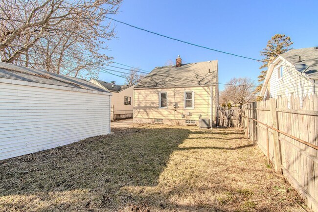 Building Photo - Charming Hazel Park Bungalow with Renovated Kitchen & Fenced Yard