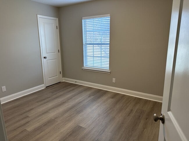 Building Photo - 1050 Rushing St