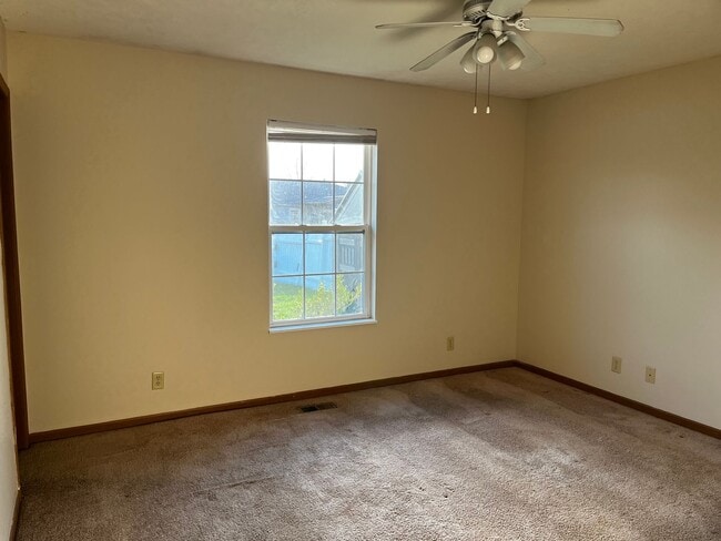 Building Photo - Beautiful Newburgh Home!