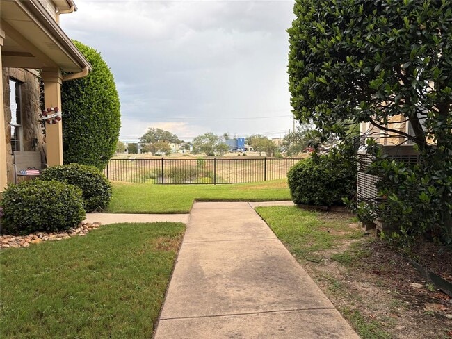 Building Photo - 16100 S Great Oaks Dr