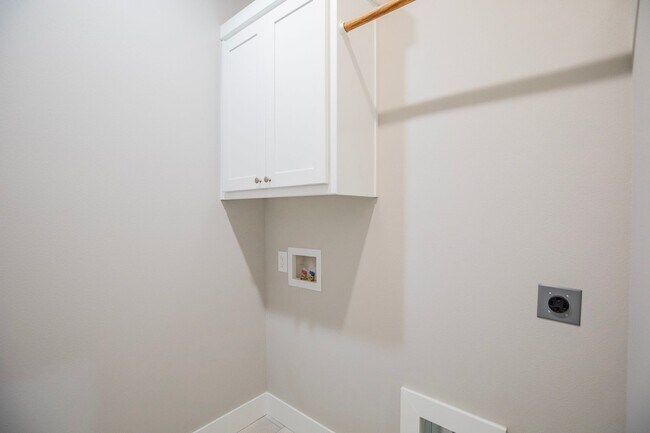 Building Photo - ***HIGHPOINTE***