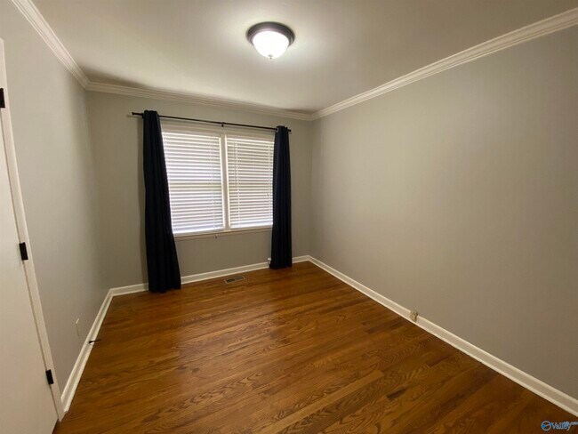 Building Photo - 817 Chambers Dr NE