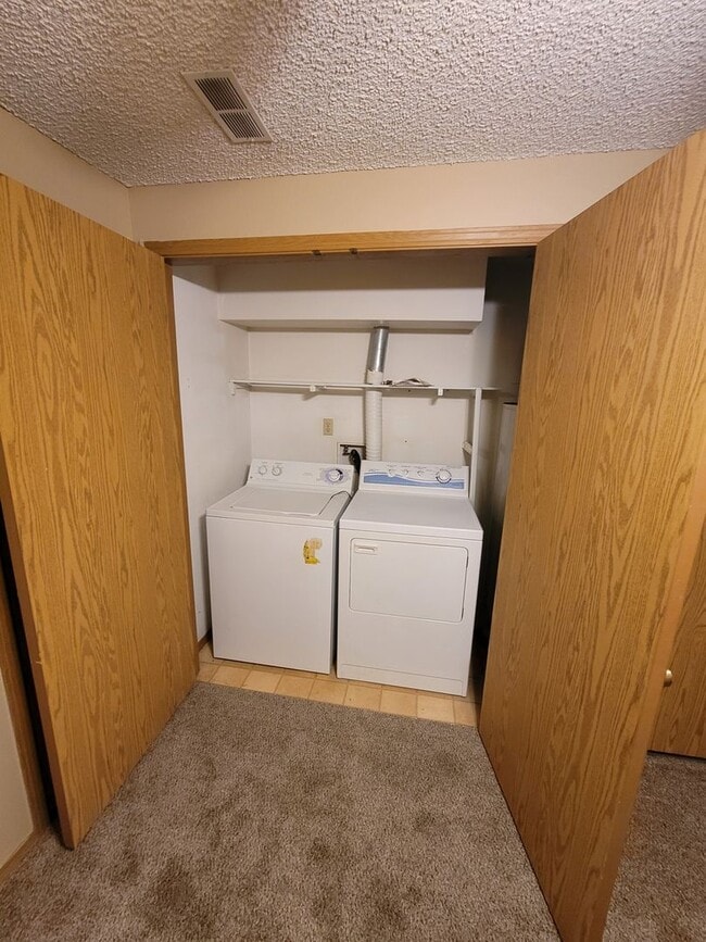 Building Photo - Great Townhome in a Gated Community