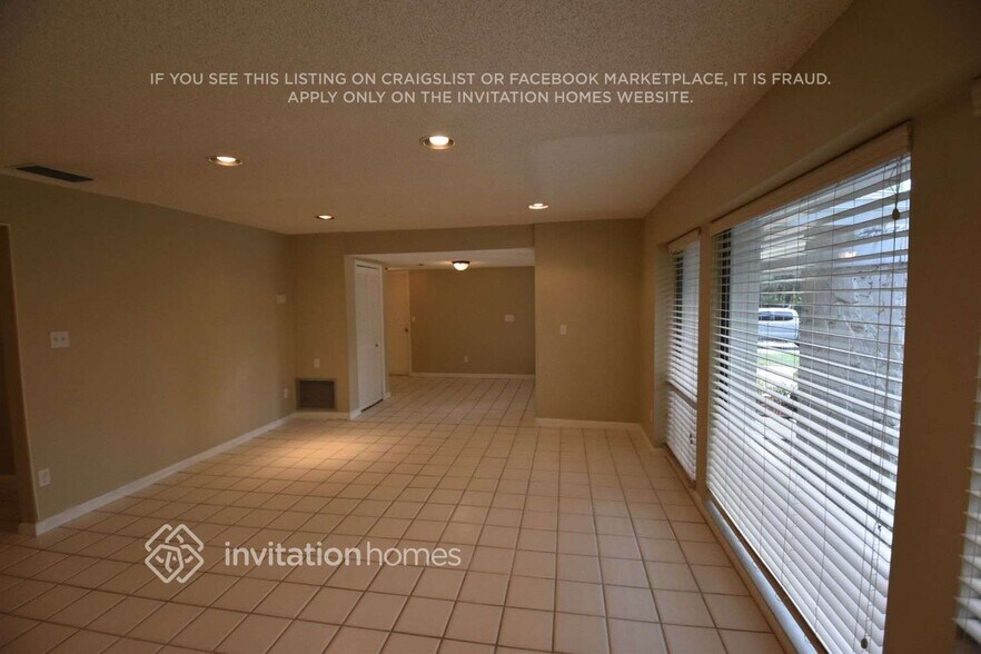 Building Photo - 204 W Ridgewood Ct