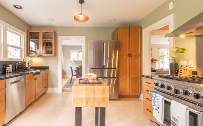 Building Photo - 1942 Boyer Ave E