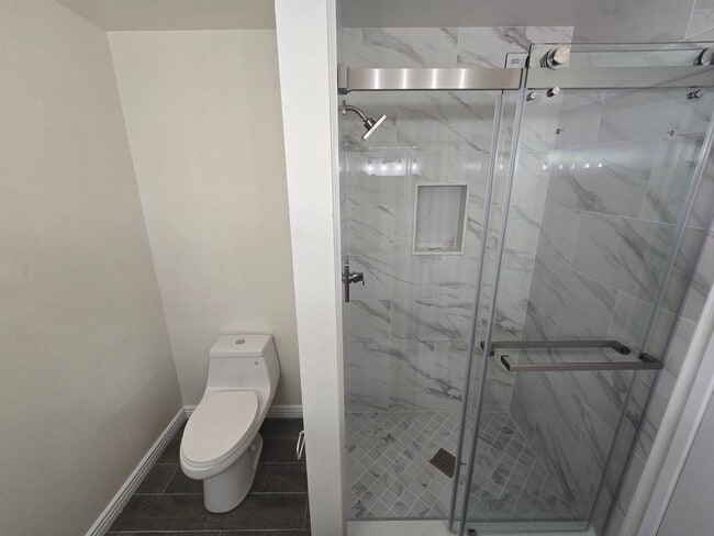 Building Photo - Beautifully renovated 3 Bed, 2 Bath condo!