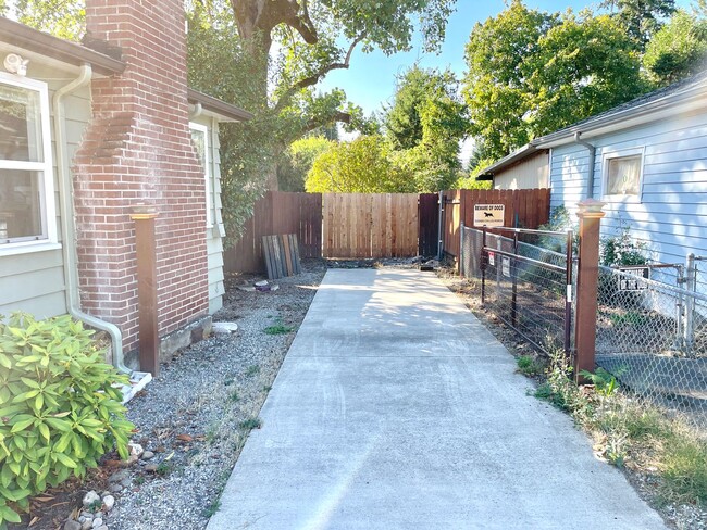 Building Photo - Powellhurst-Gilbert Charmer on Quiet Stree...