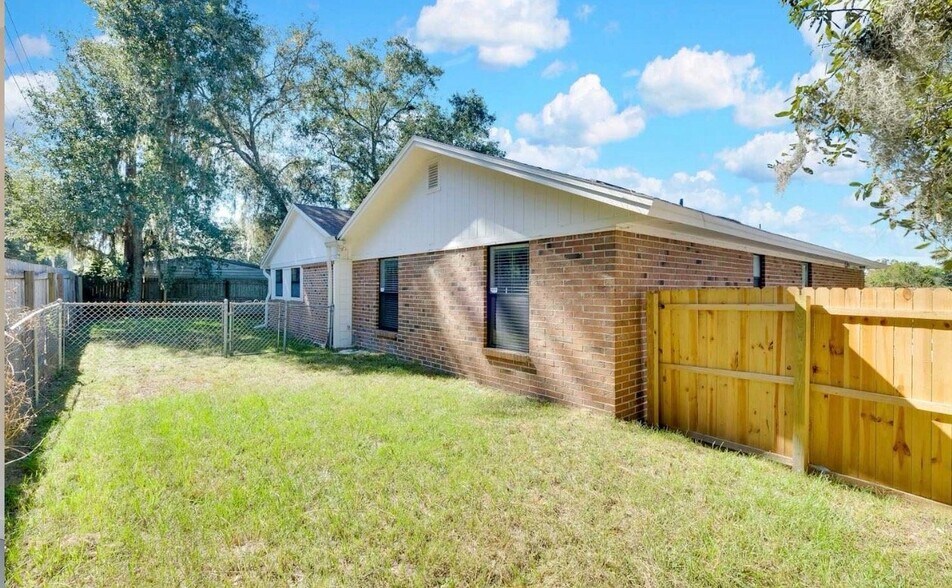 Building Photo - 6241 Cranberry Ln E
