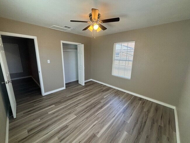 Building Photo - Spacious 3 bed 2 bath home, move in ready