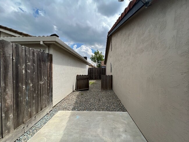 Building Photo - Two bedroom patio home located in NW Modesto!